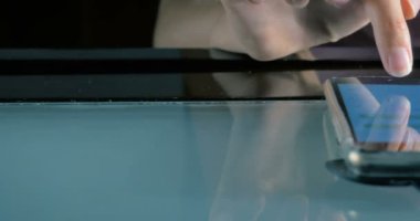 Bir genç kızın bir el Close-Up akıllı telefonda arkadaşı için bir ileti yazar.