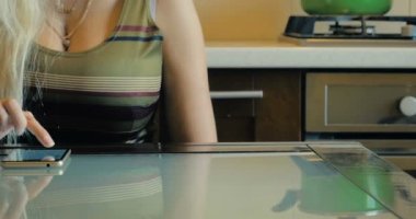 Bir genç kızın bir el close-up Dolly bir mesaj arkadaşı için akıllı telefonda yazıyor.