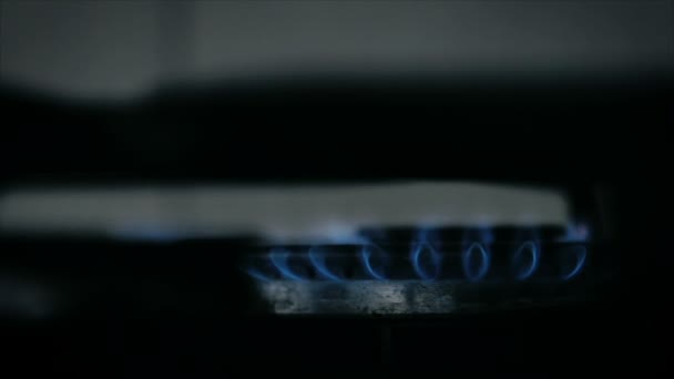 MOCIÓN LENTA: Quemador de gas en la estufa está encendida en la cocina en la oscuridad . — Vídeo de stock