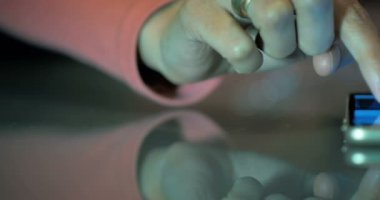 Genç bir kız close-up Dolly akıllı telefon üzerinde sosyal ağlarda iletişim kurar.