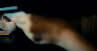 Dolly bir genç kız kara günü telefonda online mağaza alışveriş yapar.