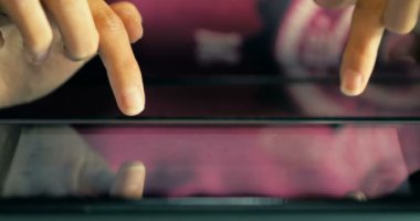 Bir genç kızın elleri Close-Up masada oturan tablet, e-posta yoluyla bir mektup yazar.