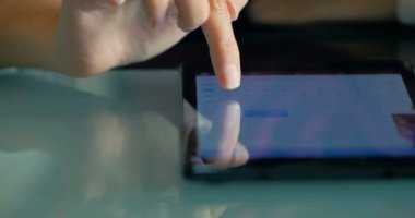 Bir genç kızın yakın çekim evde tablet üzerinde online mağaza kredi kartı numaranızı girin.