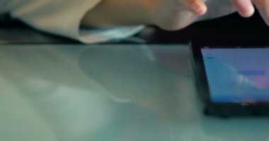 Genç bir kız bir kredi kartı tutun ve tablette online mağaza alımları için ödediği dolly.