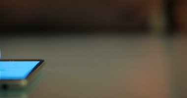 Bir akıllı telefon üzerinde arkadaşlarına mesaj yazarken bir el Close-Up.