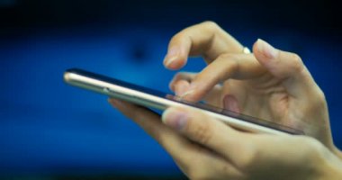 Bir genç kızın yakın çekim bir dizüstü ekran arka planda akıllı telefon internet sayfalarında göz.