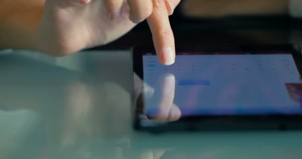 Närbild av en ung flicka ange kreditkortsnummer i onlinebutiken på tabletten hemma. — Stockvideo