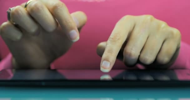 Close-up de uma mão feminina de uma jovem escreve uma carta por e-mail no tablet . — Vídeo de Stock