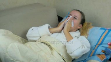 Slow Motion: genç kız ev bir sabahlık öksürük ve kanepede yatan hapşırma.