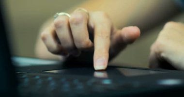 Masada evde oturan Dizüstü Touchpad kullanarak bir el Close-Up
