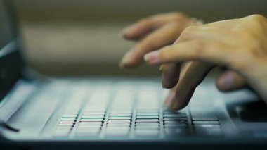 Ağır çekim: Erkek Close-up parmak metin üstünde belgili tanımlık laptop klavye evde eller..