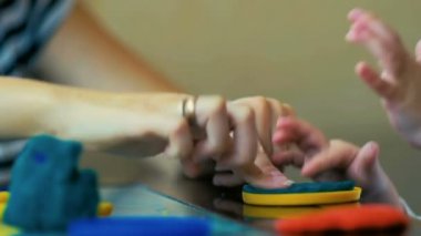 Yakın çekim bir anne evde hamuru gelen figürler heykeltraşlık için üç-yıl-yaşlı kızı öğretir.