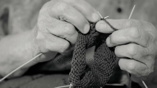 Movimiento Lento Primer Plano Una Abuela Tejiendo Calcetines Lana Caliente — Vídeos de Stock