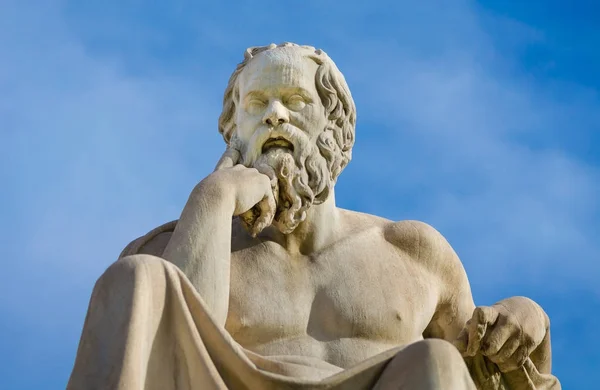 Antik Yunanistan Socrates büyük filozof meaning of life, mavi gökyüzü arka plan üzerinde yansıtıyor.