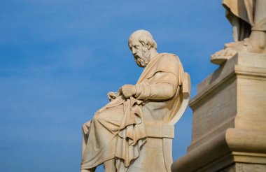 Mermer heykeli antik Plato arka planda gökyüzü büyük filozof. 