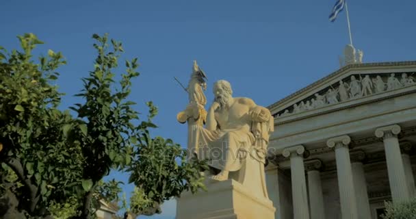 伟大的希腊哲学家苏格拉底的雕像在背景古典专栏和希腊旗子在慢动作 — 图库视频影像