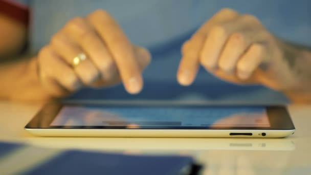 MOTION LENT : Fermer Mains Masculines Dactylographie Message par courriel sur tablette .