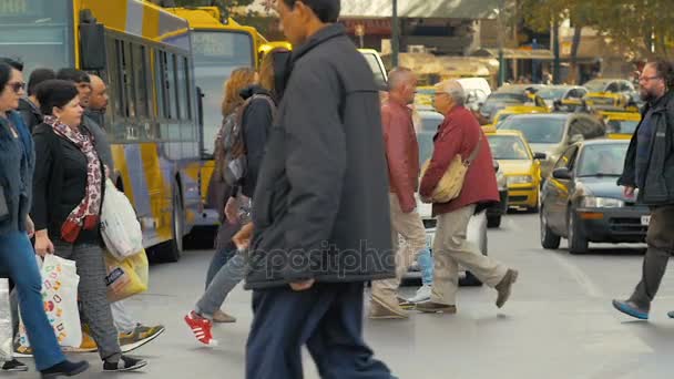 2017年12月15日 普通百姓在高峰时段在大城市的行人过路处过马路时慢动作 — 图库视频影像