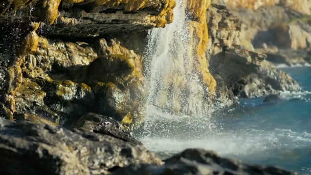 Cachoeira Água Mineral Natural Flui Lentamente Para Mar Câmera Lenta — Vídeo de Stock