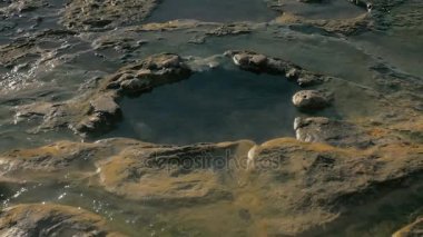 Ağır çekimde Resort'ta sahilde sıcak Mineral banyo kadar kapatın