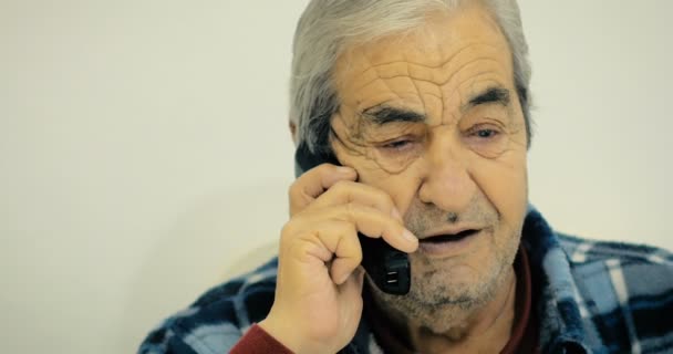 Avô Oitenta Dois Anos Conversando Com Seu Amigo Telefone Sentado — Vídeo de Stock