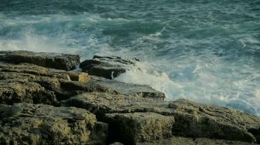 Soyut büyük deniz güzel plaj yavaş çekimde buzlu sıçrama dalgalar.