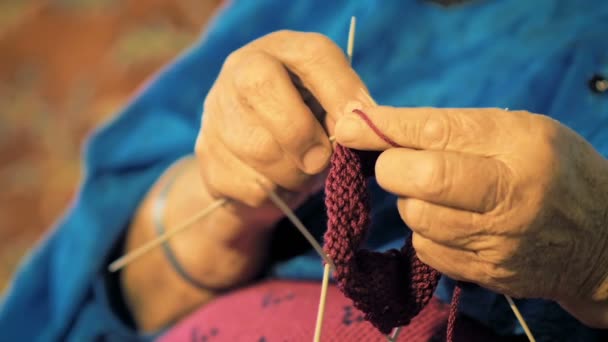 Closeup Grandmother Knitting Warm Wool Socks Sofa Home Slow Motion — Stock Video