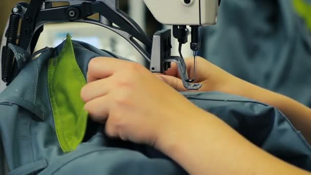 Nahaufnahme Einer Schneiderin Der Bekleidungsfabrik Die Einen Auftrag Zum Nähen — Stockvideo