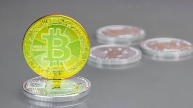 Bitcoin bir gümüş sikke Lightcoin üzerinde duran bir altın sikke Close-Up