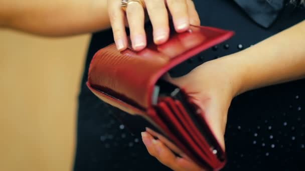 Крупный План Молодой Девушки Закрывает Красный Кожаный Бумажник Котором Наличные — стоковое видео