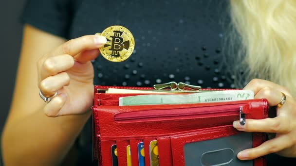 암호화 통화는 들고는 Bitcoin 지갑에 여자의 — 비디오