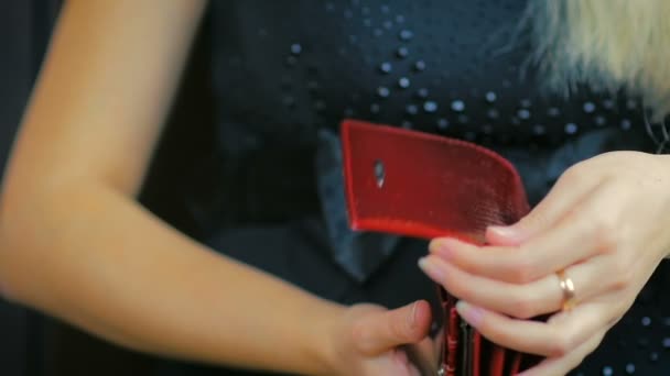 Slow Motion Jonge Blonde Opent Een Rood Lederen Portefeuille Waarin — Stockvideo