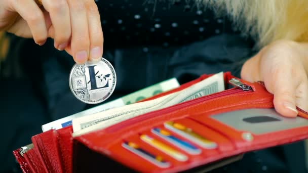 슬로우 클로즈업 여자의 지갑을 지갑에는 Litecoin를 — 비디오
