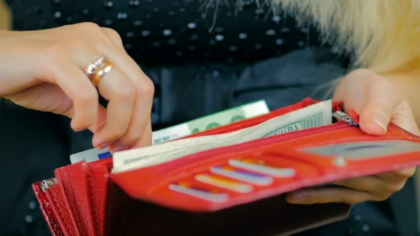 Primer Plano Una Chica Sostiene Una Mano Una Cartera Roja — Vídeos de Stock