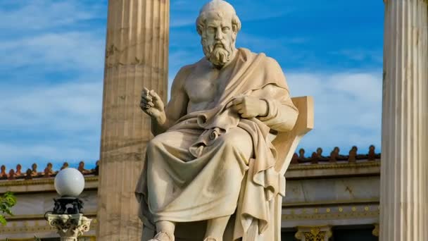 Standbeeld Van Grote Griekse Filosoof Plato Een Marmeren Stoel Achtergrond — Stockvideo