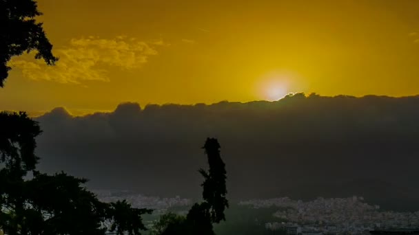 Vista Desde Cima Montaña Amanecer Sol Levanta Sobre Una Ciudad — Vídeos de Stock