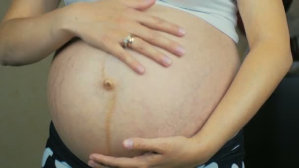妊娠中の女の子のクローズ アップは 子供のために便利 腹部の簡単マッサージ — ストック動画