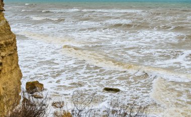 Uçurumdan azgın denize ve uçuruma soyut bir bakış açısı.