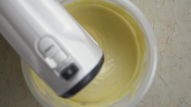 Close Misturador Fazendo Creme Para Preparar Delicioso Cozimento Caseiro — Vídeo de Stock