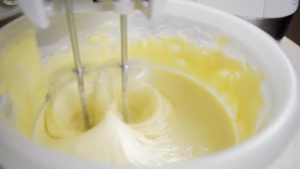 Κοντινό Πλάνο Ενός Μοντέρνου Μίξερ Κρέμα Γάλακτος Μια Οικιακή Κουζίνα — Αρχείο Βίντεο