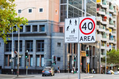 Araç hız limitine dikkat et yaya