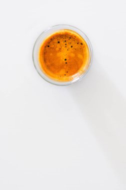Beyaz arka planda kuş bakışı bir fincan espresso.