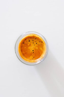 Beyaz arka planda kuş bakışı bir fincan espresso.
