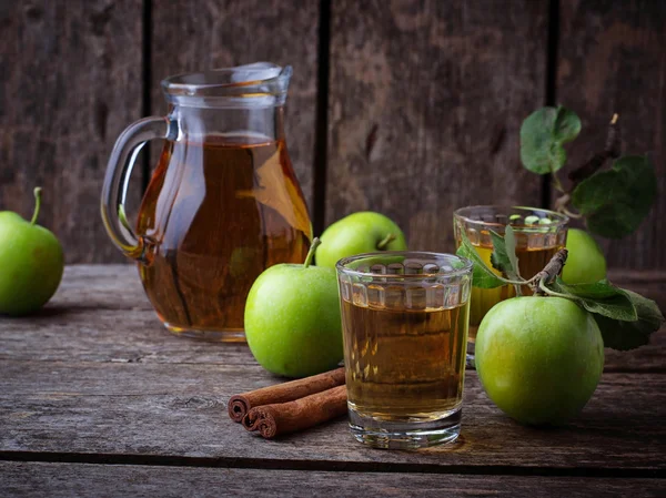 Glasses with apple juice on wooden table — Stock Photo, Image