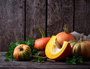 Ahşap arka plan üzerinde pumpkins ile sonbahar natürmort