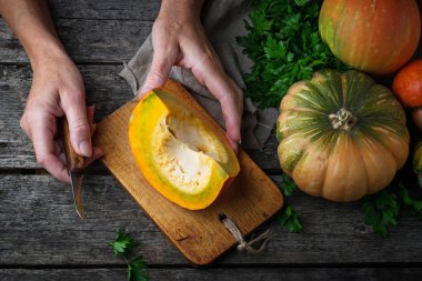 Kadın bir kabak keser