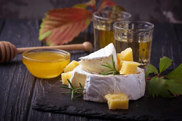 Camembert sajt, méz és a bor — Stock Fotó