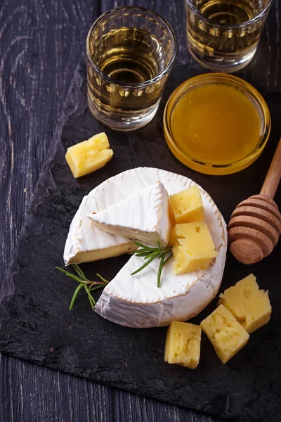 Camembert sajt, méz és a bor — Stock Fotó