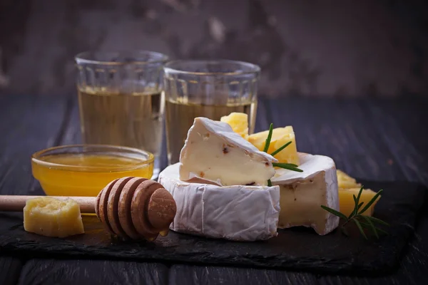 Camembert sajt, méz és a bor — Stock Fotó