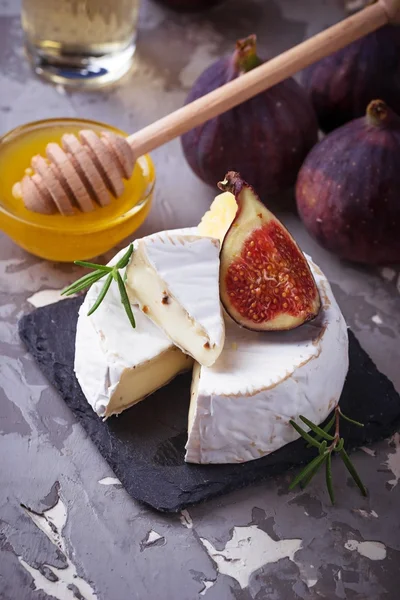 Camembert sajt, füge, a mézzel és a bor — Stock Fotó